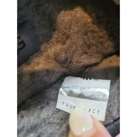 Mens Ugg slippers black with gray shearling size 7 - Picture 4 of 9